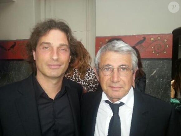Michel Boujenah en compagnie de Richard Orlinski qui a offert une panthère noire pour la vente aux enchères à la soirée SSF le 27 mai 2013 à Paris.