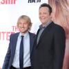 Owen Wilson et Vince Vaughn se retrouvent avec le sourire à la première mondiale du film Les Stagiaires (The Internship) au Regency Village Theatre, Westwood, Los Angeles, le 29 mai 2013.