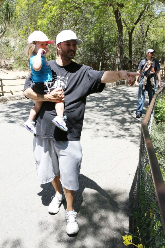 Kevin Federline montre les animaux à sa petite Jordan au zoo, pour la première fois, à Los Angeles, le 29 mai 2013