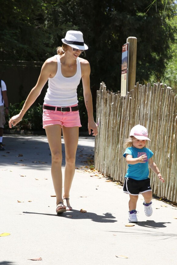 Victoria Prince s'occupe de sa fille Jordan au zoo à Los Angeles, le 29 mai 2013