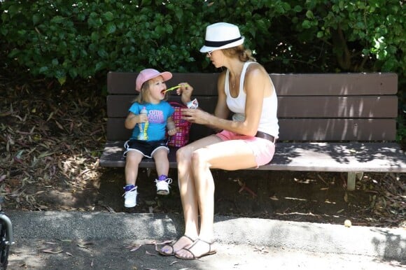 Victoria Prince donne à manger à son adorable petite Jordan au zoo, à Los Angeles, le 29 mai 2013