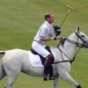 Sans la bombe, on juge bien de l'état de la calvitie précoce de William... Le prince William le 29 mai 2013 lors du match de polo de l'Audi Challenge à l'hippodrome de Chester.