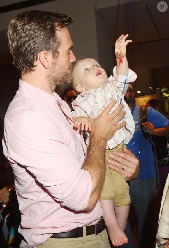 James Van Der Beek avec son bébé Joshua lors de la 16e Baby Shower "Big City Moms" à New York, le 30 mai 2013