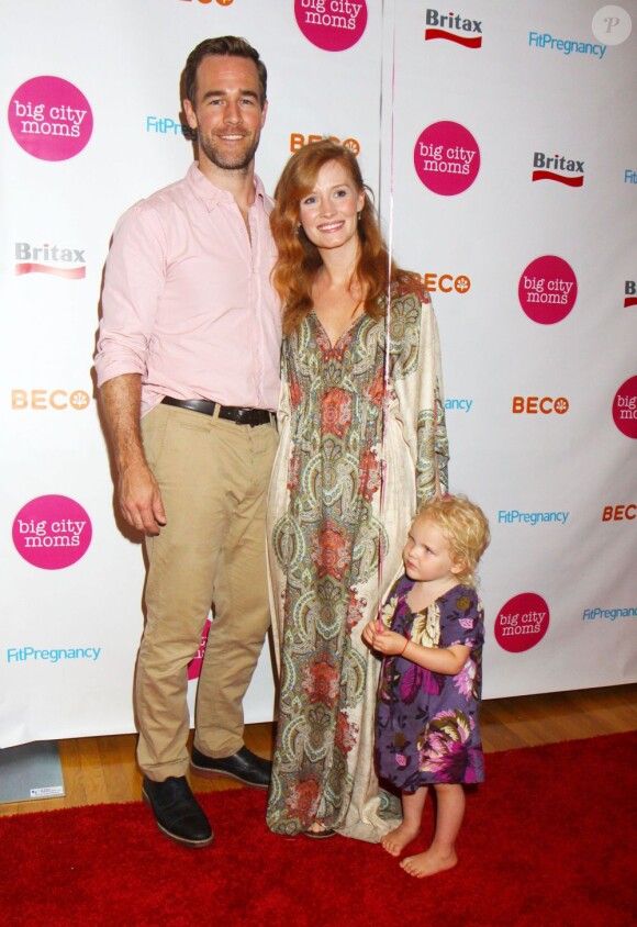Kimberly et James Van Der Beek avec leur fille Olivia lors de la 16e Baby Shower "Big City Moms" à New York, le 30 mai 2013
