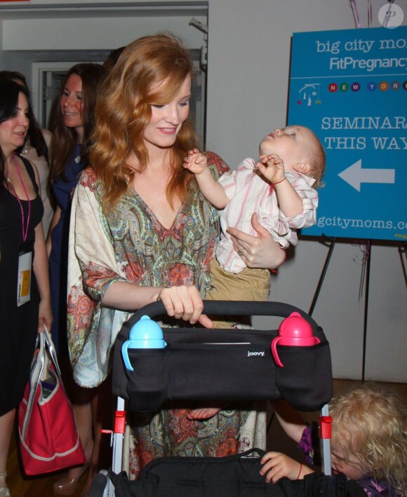 Kimberly Van Der Beek et son fils Joshua lors de la 16e Baby Shower "Big City Moms" à New York, le 30 mai 2013