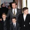 David Beckham, Victoria Beckham et leurs enfants Cruz Beckham, Brooklyn Beckham, et Romeo Beckham sur le tapis rouge de la comédie musicale Viva Forever à Londres, le 11 décembre 2012.