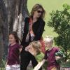 L'actrice Julia Roberts emmène son fils Henry et des amis à lui au musée d'Histoire naturelle, le 24 mai 2013 à Los Angeles.