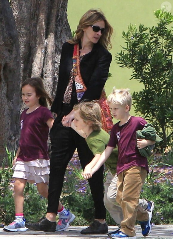 L'actrice Julia Roberts emmène son fils Henry et des amis à lui au musée d'Histoire naturelle, le 24 mai 2013 à Los Angeles.