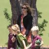 La belle Julia Roberts emmène son fils Henry et des amis à lui au musée d'Histoire naturelle, le 24 mai 2013 à Los Angeles.