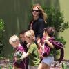 Julia Roberts emmène son fils Henry (5 ans) et des amis à lui au musée d'Histoire naturelle, le 24 mai 2013 à Los Angeles.