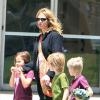 Julia Roberts emmène son fils Henry et des amis à lui au musée d'Histoire naturelle, le 24 mai 2013 à Los Angeles.