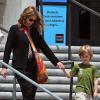 Julia Roberts emmène son fils Henry et des amis à lui au musée d'Histoire naturelle, le 24 mai 2013 à Los Angeles.