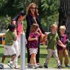 Julia Roberts emmène son fils Henry et des amis à lui au musée d'Histoire naturelle, le 24 mai 2013 à Los Angeles.