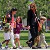 Julia Roberts emmène son fils Henry, âgé de 5 ans, et des amis à lui au musée d'Histoire naturelle, le 24 mai 2013 à Los Angeles.