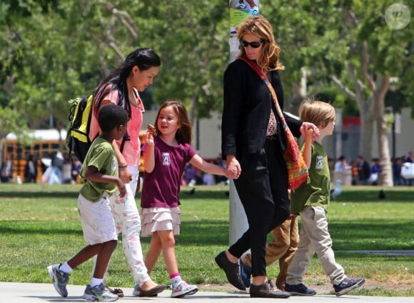 Julia Roberts emmène son fils Henry, âgé de 5 ans, et des amis à lui au musée d'Histoire naturelle, le 24 mai 2013 à Los Angeles.