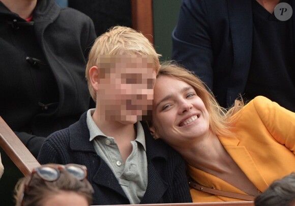 Nadia Vodianova très complice avec son fils Lucas, à Roland-Garros le 1er juin 2013.