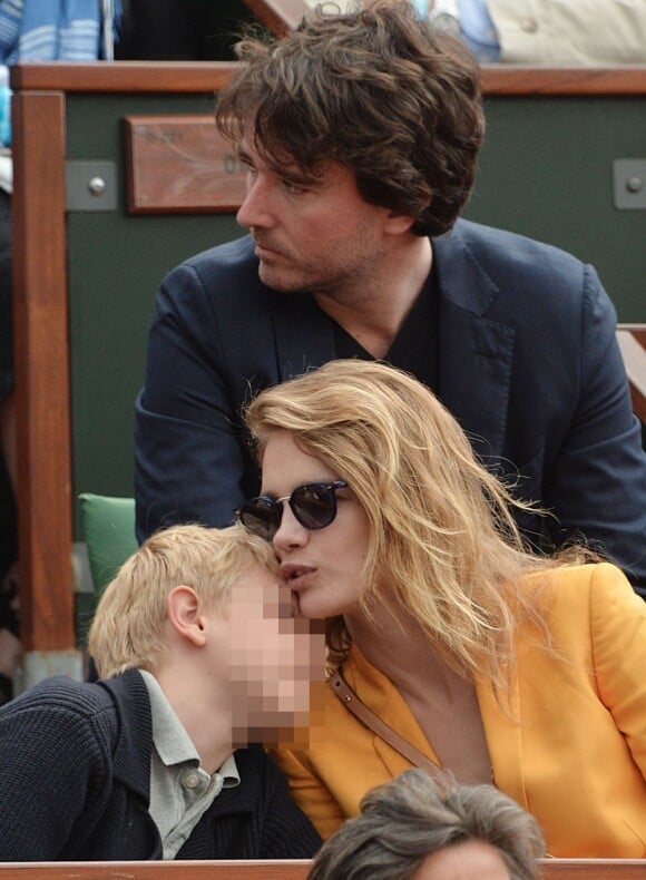 L'actrice Nadia Vodianova très complice avec son fils Lucas durant Roland-Garros le 1er juin 2013.
