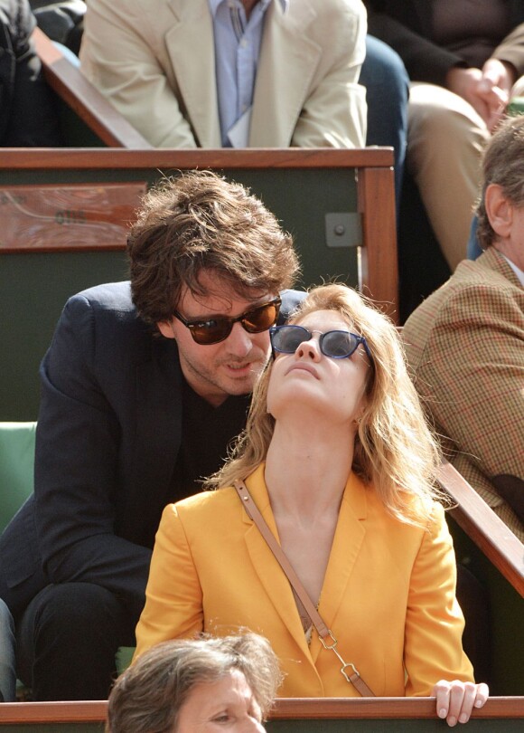 L'actrice Nadia Vodianova, très complice avec son compagnon Antoine Arnault, à Roland-Garros le 1er juin 2013.