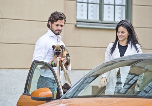 Exclusif - Le prince Carl Philip de Suède, Sofia Hellqvist et le petit chien Siri à Stockholm, le 24 mai 2012.