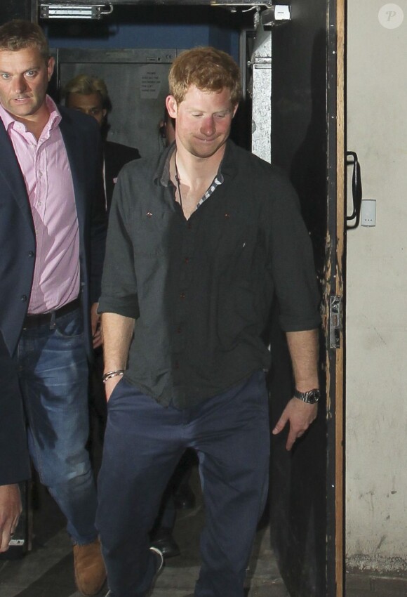 Le prince Harry quittant le Tonteria, club de l'ami des têtes couronnées Guy Pelly, le 2 juin 2013 à Londres vers 1h30 après l'enterrement de vie de garçon de Thomas van Straubenzee.