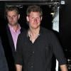 Le prince Harry, suivant le prince William, à la sortie du Tonteria, club de l'ami des têtes couronnées Guy Pelly, le 2 juin 2013 à Londres vers 1h30 après l'enterrement de vie de garçon de Thomas van Straubenzee.