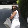 Mel B, ravissante en robe blanche, arrive chez Irving Azoff à Beverly Hills pour assister à la baby-shower de Kim Kardashian. Los Angeles, le 2 juin 2013.