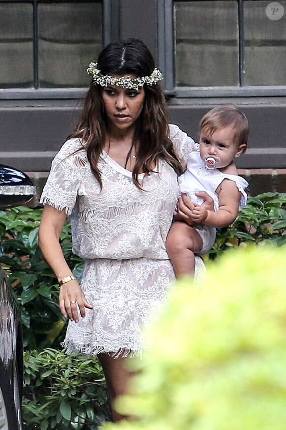 Kourtney Kardashian arrive chez Irving Azoff à Beverly Hills pour assister à la baby-shower de sa petite soeur Kim Kardashian. Los Angeles, le 2 juin 2013.
