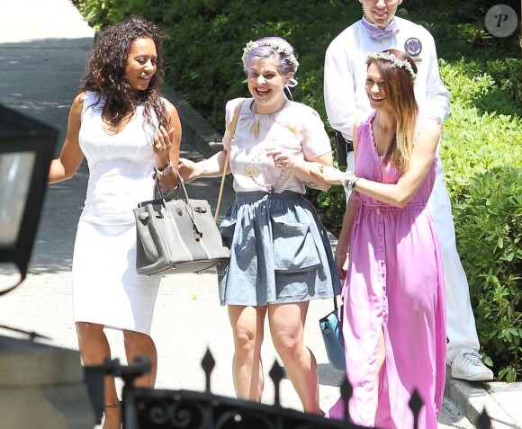 Mel B et Kelly Osbourne arrivent chez Irving Azoff à Beverly Hills pour assister à la baby-shower de Kim Kardashian. Los Angeles, le 2 juin 2013.