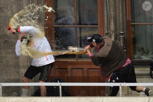Franck Ribéry prend une bonne douche de bière sur le balcon de l'hôtel de ville de Munich après avoir présenté la Coupe d'Allemagne le 1er juin 2013