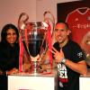 Franck Ribéry et son épouse Wahiba prennent la pause au côté des trophées glânés cette saison par le Bayern Munich, dont la prestigieuse Ligue des Champions, à Munich le 2 juin 2013