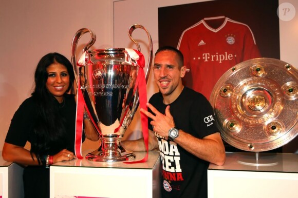 Franck Ribéry et son épouse Wahiba prennent la pause au côté des trophées glânés cette saison par le Bayern Munich, dont la prestigieuse Ligue des Champions, à Munich le 2 juin 2013