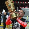 Franck Ribéry a décroché la Coupe d'Allemagne face au VfB Stuttgart le 1er juin 2013 au Stade Olympique de Berlin (3-2), avant de célébrer ce nouveau titre (après le championnat d'Allemagne et la Ligue des Champions) dans les rues de Munich le 2 juin