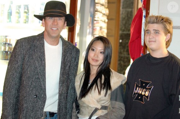Weston Cage avec son père Nicolas Cage et sa femme Alice Kim à Prague, le 1er novembre 2004.