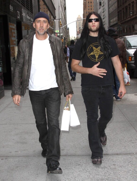 Weston Cage avec son père Nicolas Cage à New York, le 7 avril 2009.