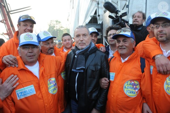 Bernard Lavilliers et les ouvriers de l'usine d'Arcelor Mittal de Florange à Paris le 6 avril 2012