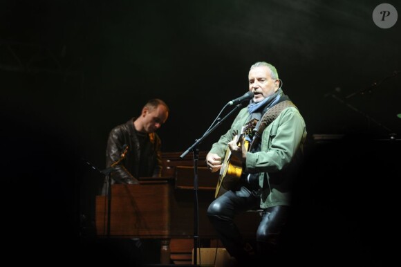 Bernard Lavilliers lors d'un concert à Paris le 6 avril 2012 pour les ouvriers de Florange