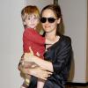 Alicia Silverstone et son fils Bear Blu Jarecki à l'aéroport LAX de Los Angeles, le 3 juin 2013.