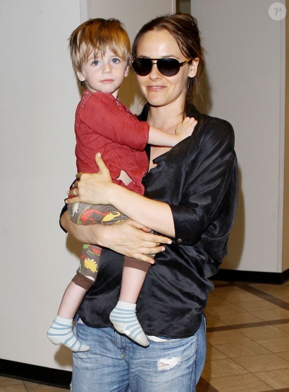 Alicia Silverstone et son fils Bear Blu Jarecki à l'aéroport LAX de Los Angeles, le 3 juin 2013.