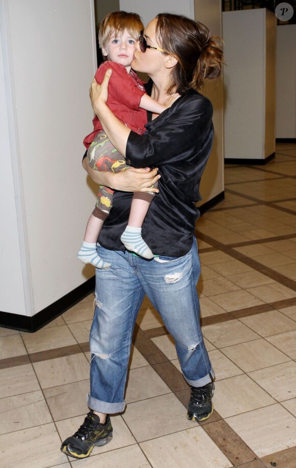 Alicia Silverstone et son fils Bear à l'aéroport de Los Angeles, le 3 juin 2013.