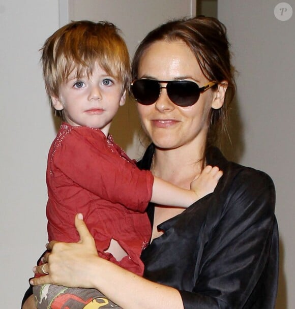 Alicia Silverstone et son fils à l'aéroport LAX de Los Angeles, le 3 juin 2013.