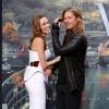 Le couple Angelina Jolie et Brad Pitt, complices, lors de l'avant-première à Berlin du film World War Z en Allemagne, à Berlin le 4 juin 2013