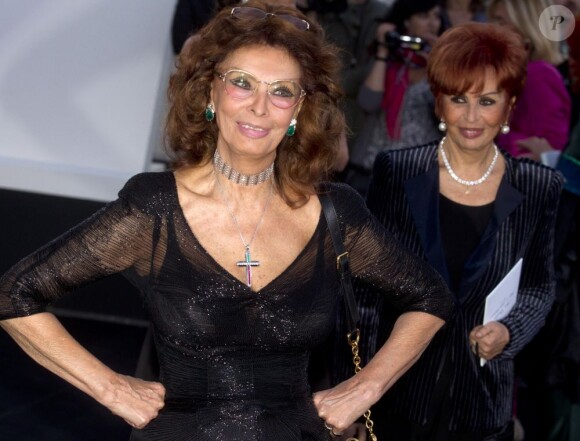 Sophia Loren très en beauté à l'exposition Eccentrico à Rome qui célèbre la maison Armani. Le 5 juin 2013