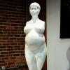 Kim Kardashian, représentée en statue par le sculpteur Daniel Edwards pour son exposition intitulée L.A. Fertility et ouverte au public à la galerie LAB ART de Los Angeles. Le 5 juin 2013.