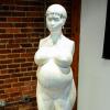 Kim Kardashian, représentée en statue par le sculpteur Daniel Edwards pour son exposition intitulée L.A. Fertility et ouverte au public à la galerie LAB ART de Los Angeles. Le 5 juin 2013.