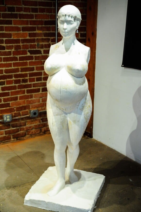 Kim Kardashian, représentée en statue par le sculpteur Daniel Edwards pour son exposition intitulée L.A. Fertility et ouverte au public à la galerie LAB ART de Los Angeles. Le 5 juin 2013.