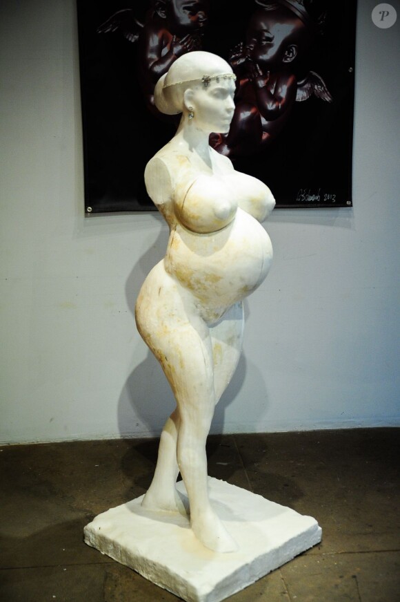 Le sculpteur Daniel Edwards rend hommage à Kim Kardashian en lui dédiant cette statue dans son exposition intitulée L.A. Fertility et ouverte au public à la galerie LAB ART de Los Angeles. Le 5 juin 2013.