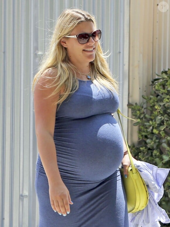 Busy Phillips tres enceinte et son mari Marc Silverstein vont dejeuner a West Hollywood, le 12 juin 2013.  Pregnant Busy Phillips looks ready to burst while lunching with a friend and husband Marc Silverstein at Hugo's in West Hollywood, California on June 12, 2013. The 33 year old mother seemed proud of her pregnancy curves, flaunting them in a tightly fitted blue dress.12/06/2013 - West Hollywood