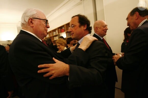 Pierre Mauroy et François Hollande à la Fondation Jean Jaurès. Pierre Mauroy et François Hollande à la Fondation Jean Jaurès à Paris le 15 janvier 2008
