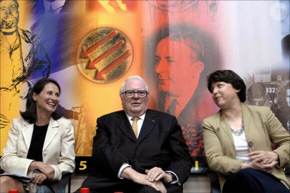 Ségolène Royal, Pierre Mauroy et Martine Aubry lors d'un meeting dans la Fédération socialiste de Lille le 2 juin 2006