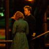 Ryan Gosling donne ses consignes à Christina Hendricks sur le tournage du film How To Catch A Monster à Detroit le 5 juin 2013.